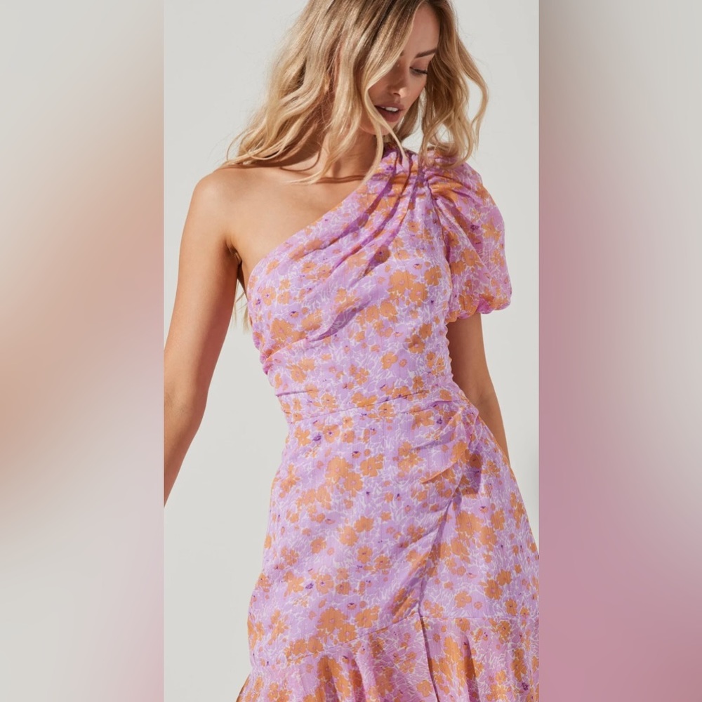ASTR the Label Santorini One Shoulder Midi Dress in Cream Lilac Floral